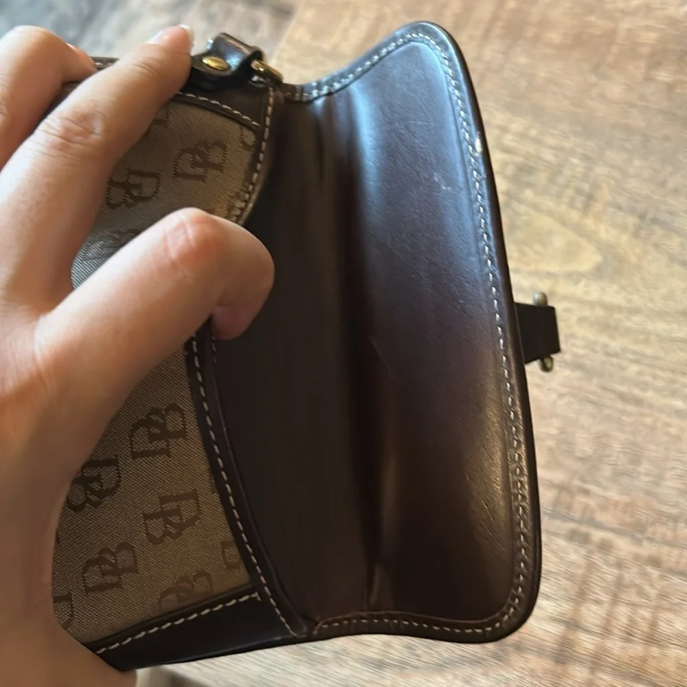 Dooney & Bourke (B18) wristlet bag